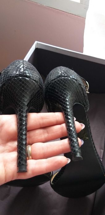 Sandale negre/Pantofi  decupati cu toc marimea 35