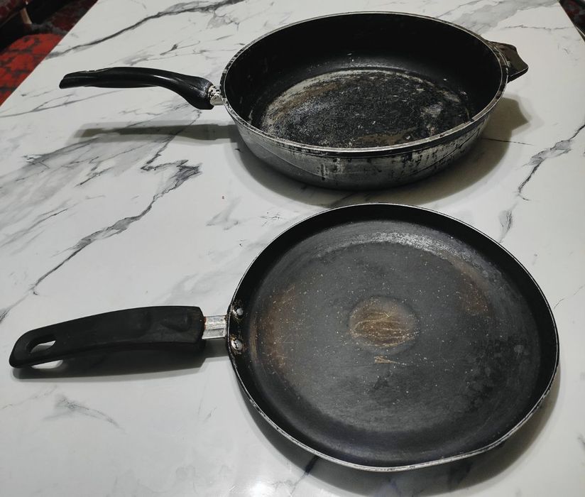 Продаётся сковорода-казан(30см)50000 и сковорода -блинница(24см)20000.
