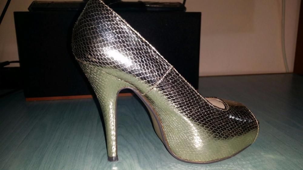 Vand pantofi decupati auri!