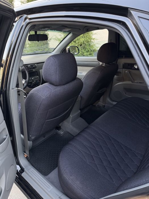 Черная Lacetti 2020