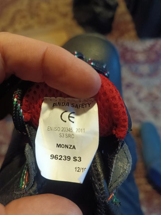 Работни обувки със метално бомбе.