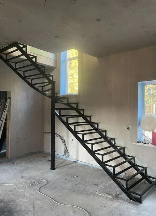 Лестница из металла для ресторанов домов квартир. Антресоль.