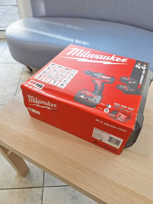 Акумулаторен винтоверт Milwaukee ударен с 2 батерии и зарядно, 18 V,