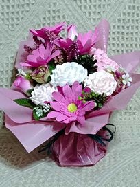 Букет с хартиени цветя в розово