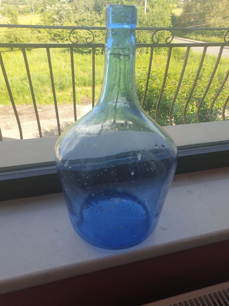 Damigeana ( recipient) de 15 l,din sticla albastră.