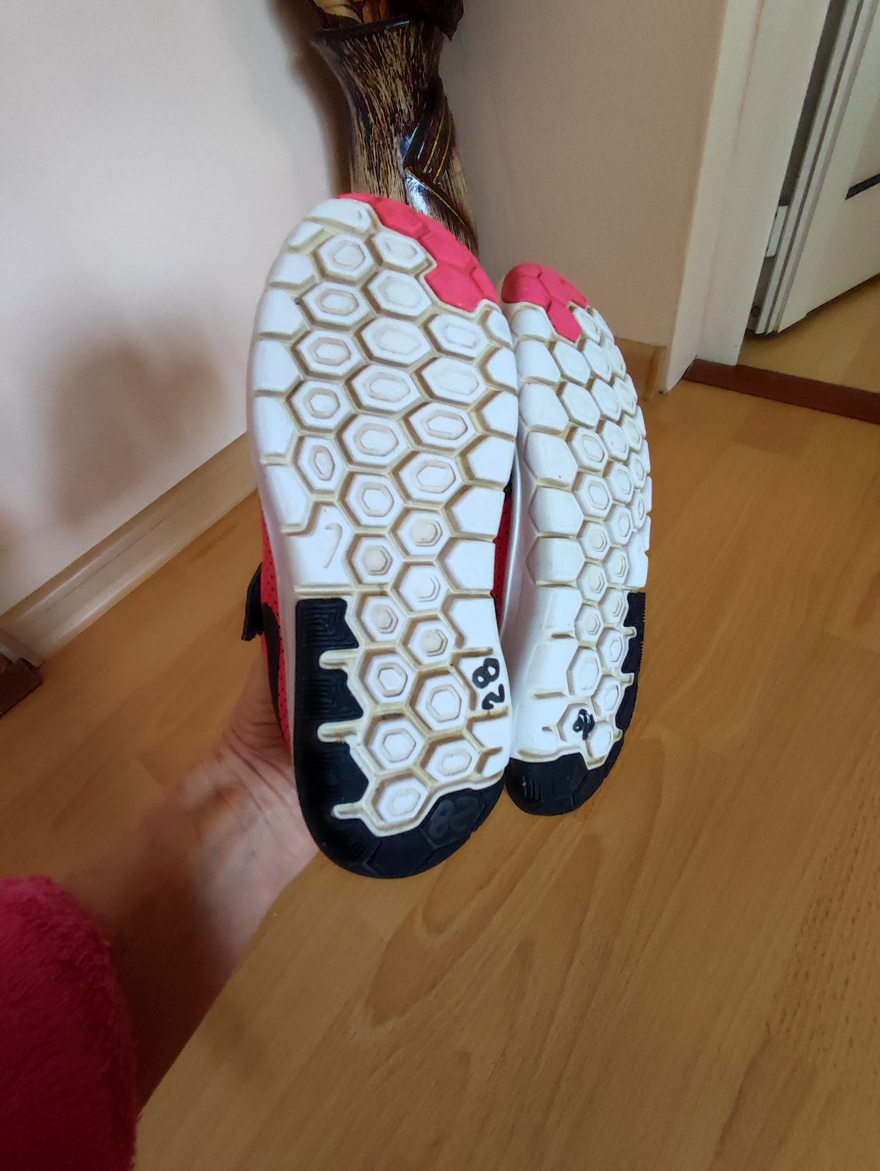 Маратонките nike uk 10.5 eur 28