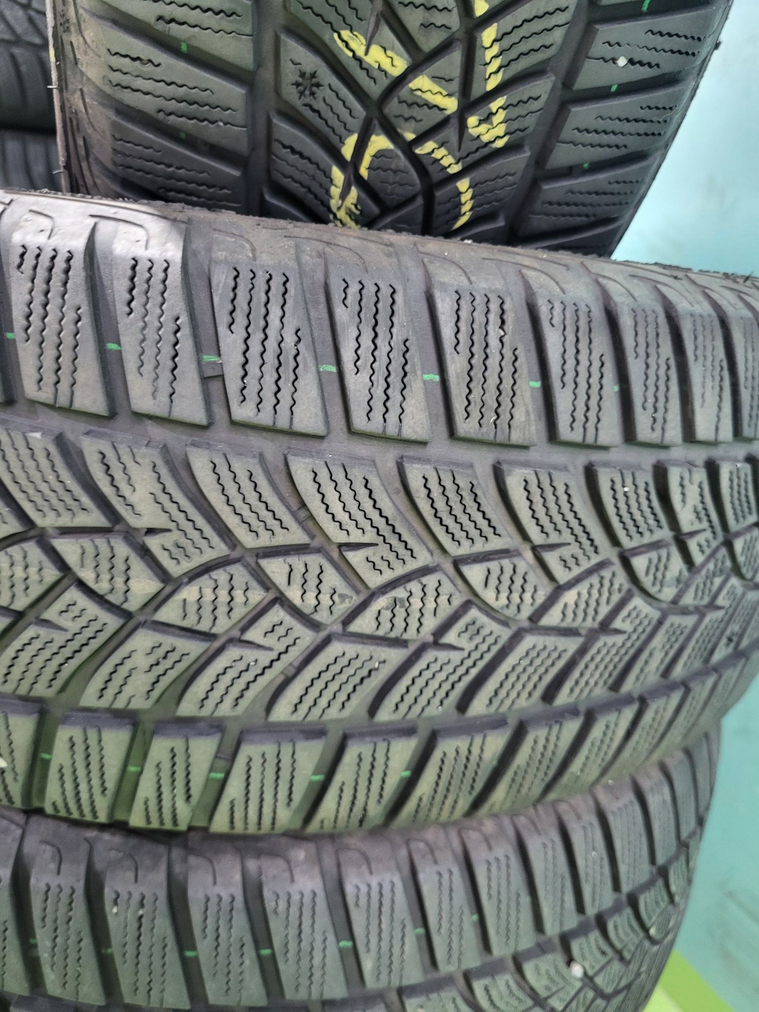 4 бр зимни 215/55/17 Goodyear