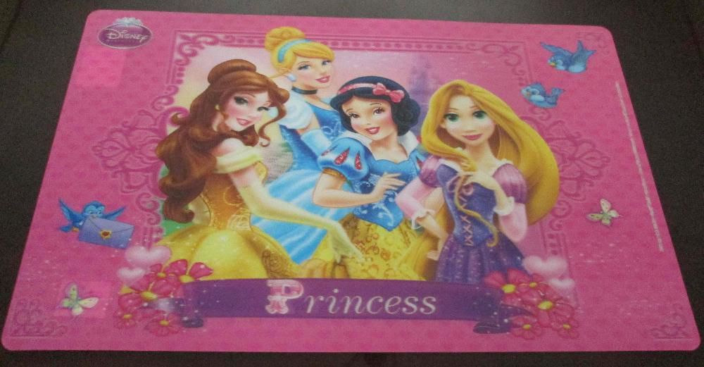 Protectie pentru masa cu diverse personaje Disney cu efect 3D, noua