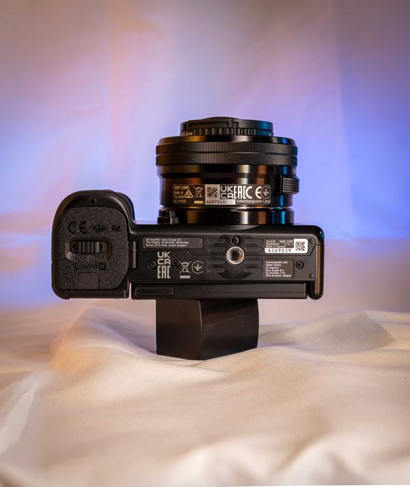 Продавам камера Sony ZV-E10 в ГАРАНЦИЯ + аксесоари