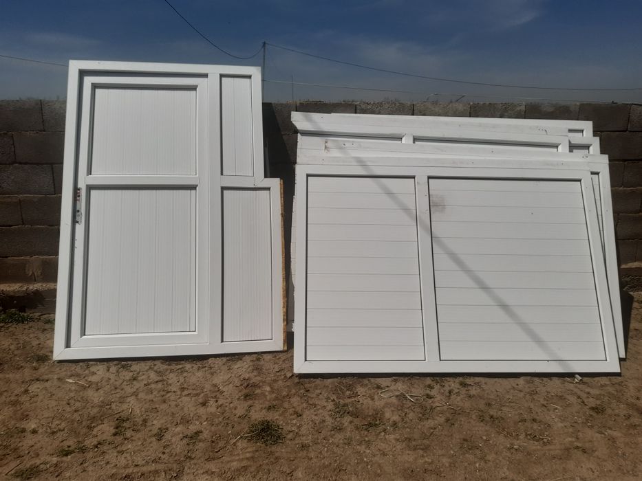Продам пластиковые дверь и перегородки