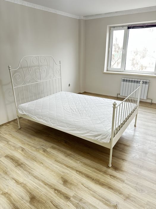 Продам кровать с матрасом