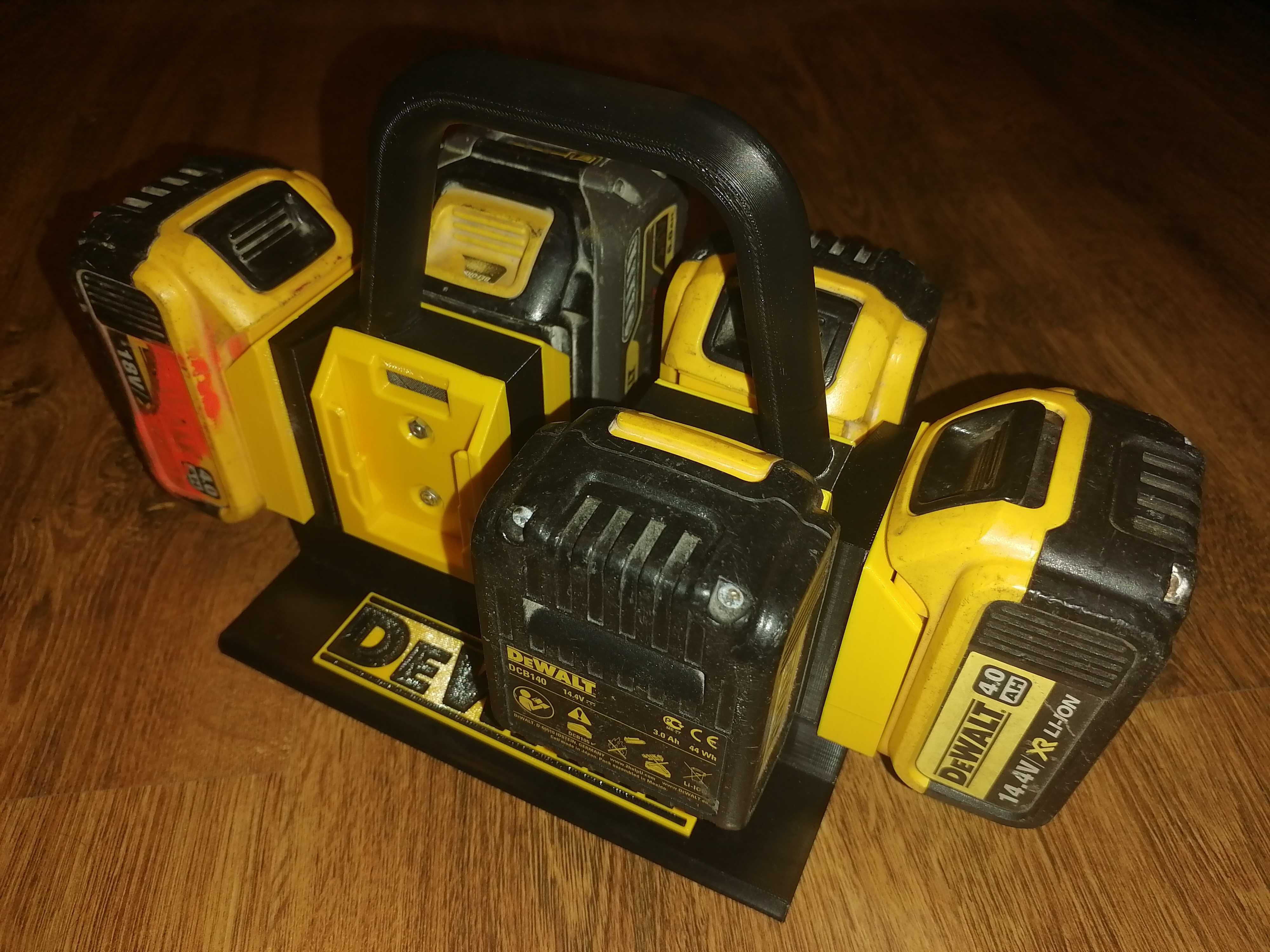 Suport Acumulatori Dewalt 6 Sloturi 14.4V/18V/54V