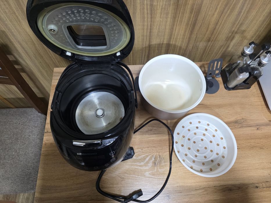 Срочно продаю мультиварку Redmond в рабочем состоянии.