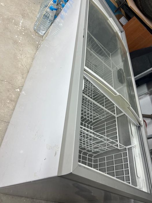 Морозильник большой в рабочий состояний