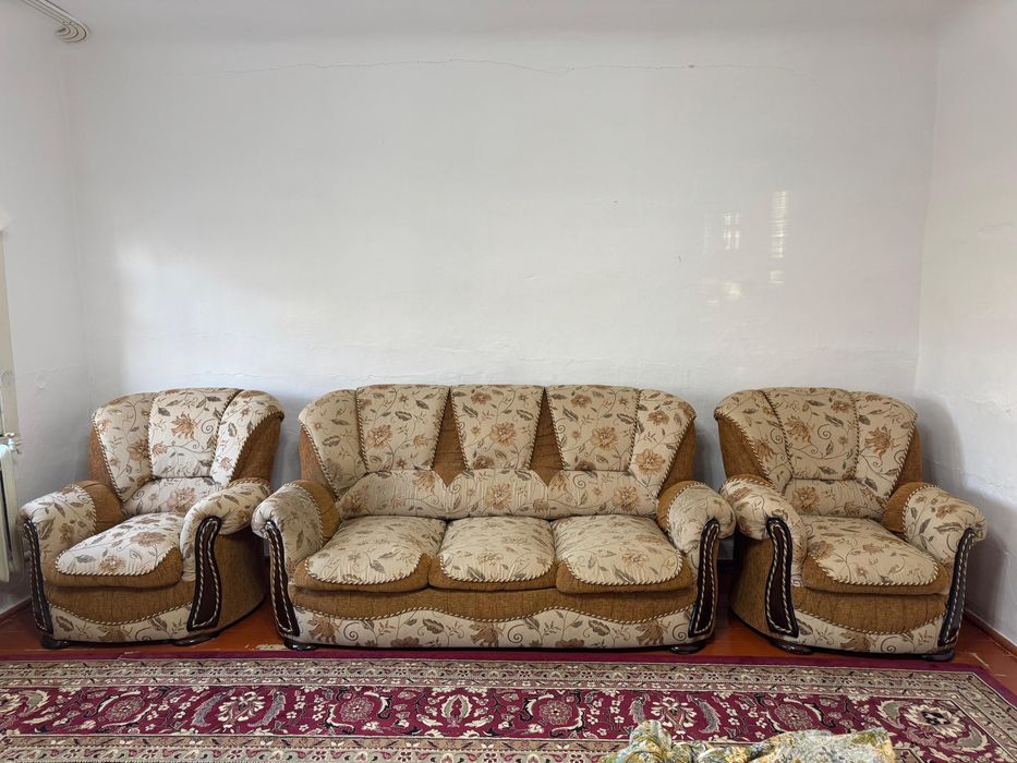 Диван 2 креслосымен. Жаксы куйде сакталган.
