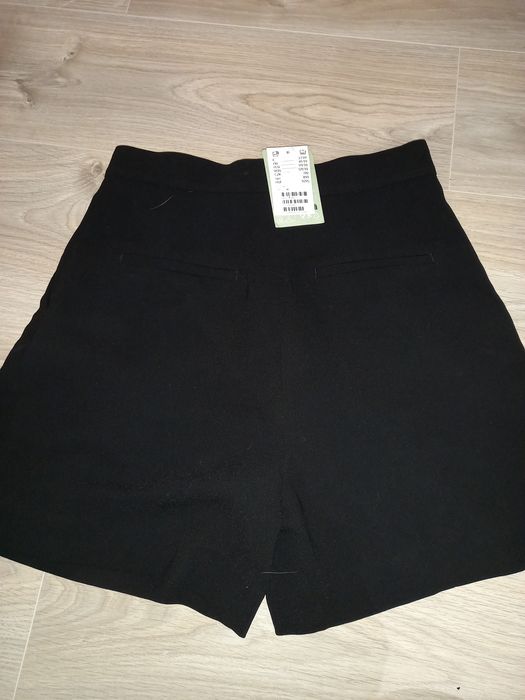 Pantaloni scurti, eleganti cu talie inalta, H&M, noi