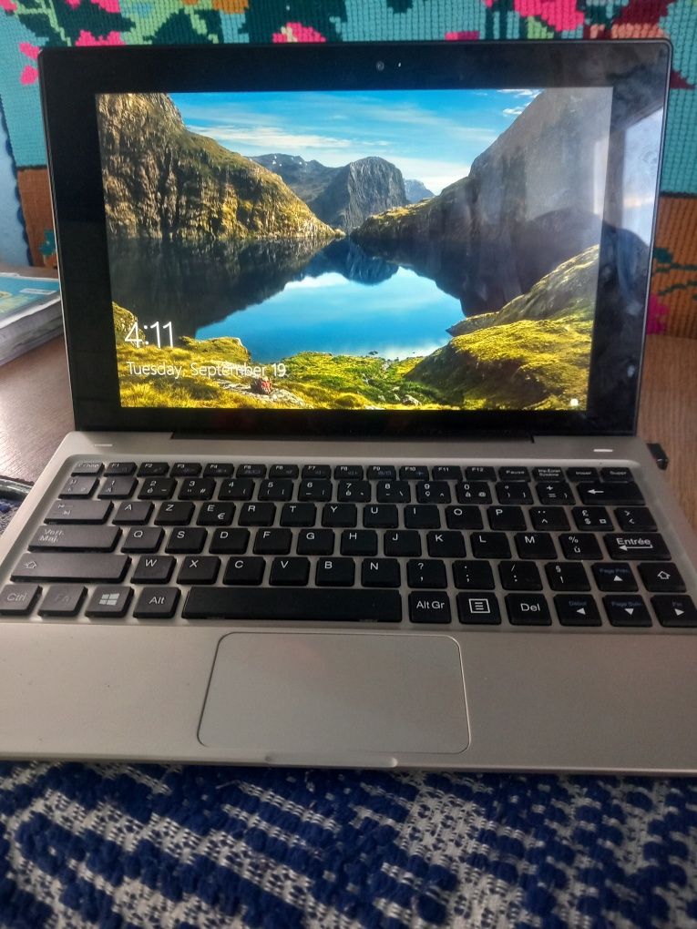 Laptop Toshiba hybrid 2 în 1