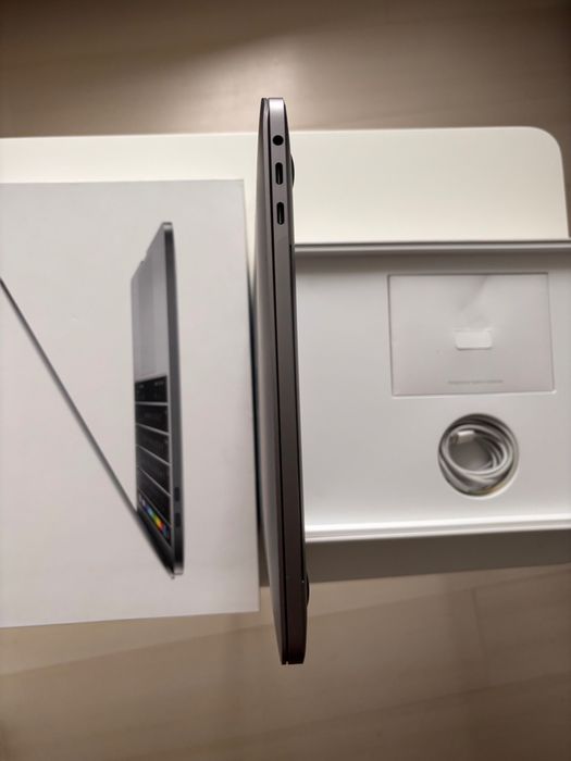 Vând Macbook Pro 13 inch, 2016, i5, 8GB ram, proprietar unic, Istyle