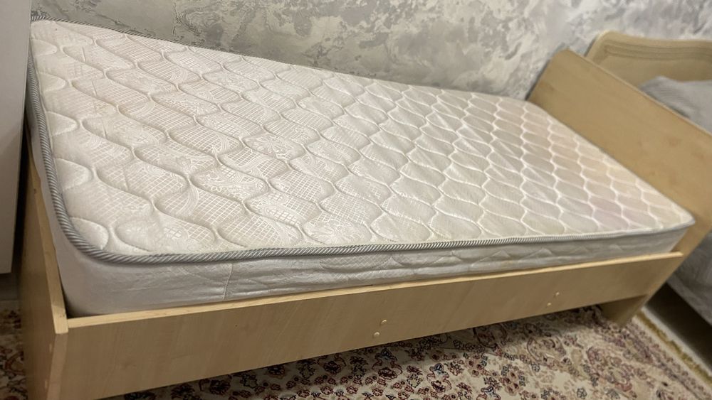 Продам кровать полуторку с матрасом