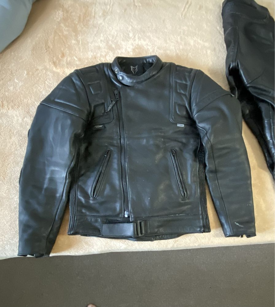 Vand costum/echipament MOTO, piele marimea 42, format din doua piese