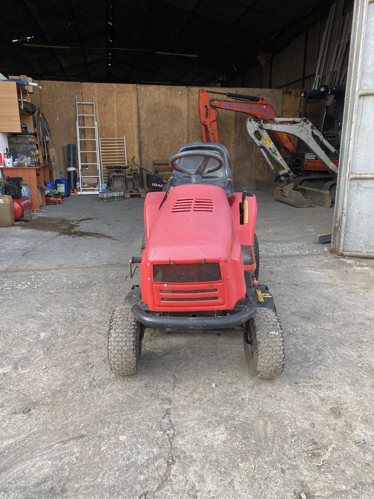 Tractoras tuns iarba fara cos