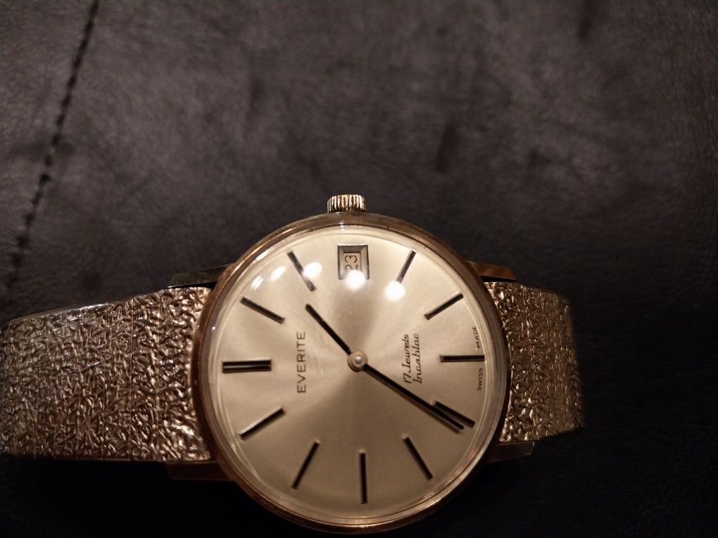 Продавам стари позлатен часовник Everite
