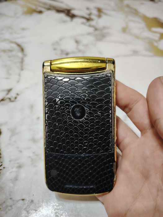 Motorola v8 Luxury Gold Edition