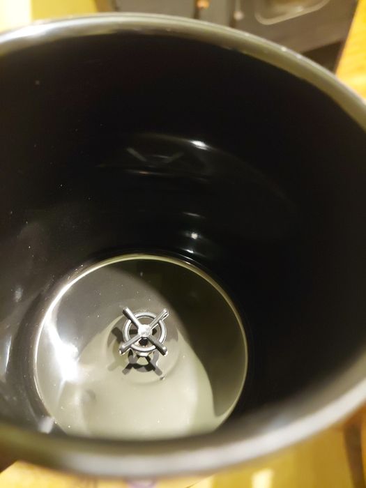 Саморазбъркваща се чаша