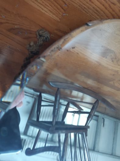 Oglinda veche pe suport de lemn,cu patina timpului