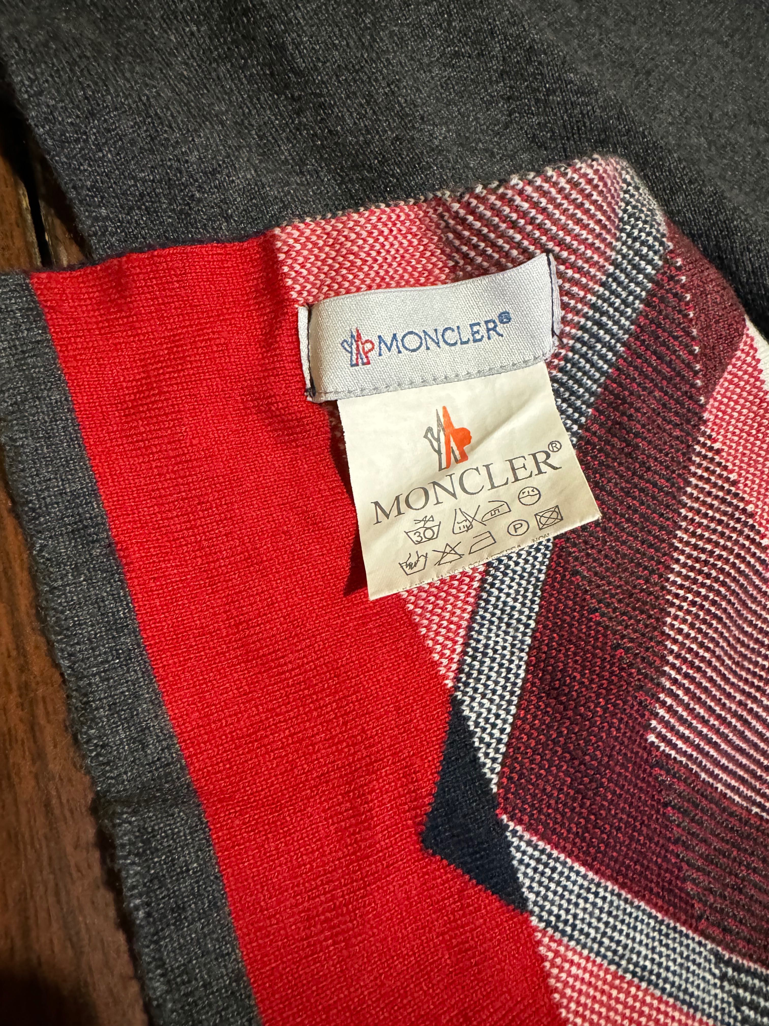 Зимен шал Moncler.