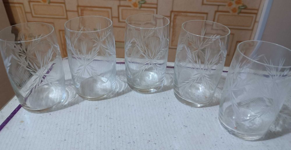 Набор стеклянных стаканов из 5 штук с рисунком в отличном состоянии