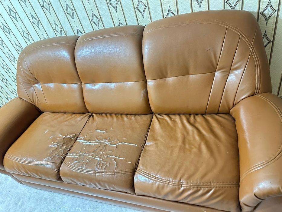 Продаётся кожанный диван за 15000