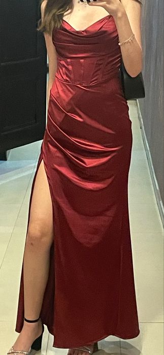 Rochie lungă satinată, cu corset și decupaj pe picior