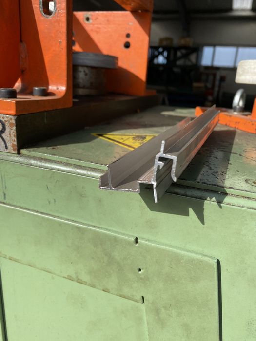 Машина за огъване на алуминии/формаване