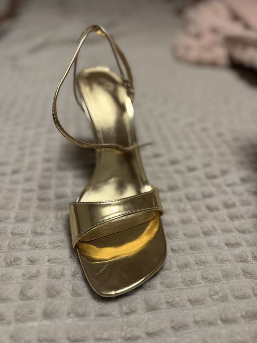 Златни сандали Mango