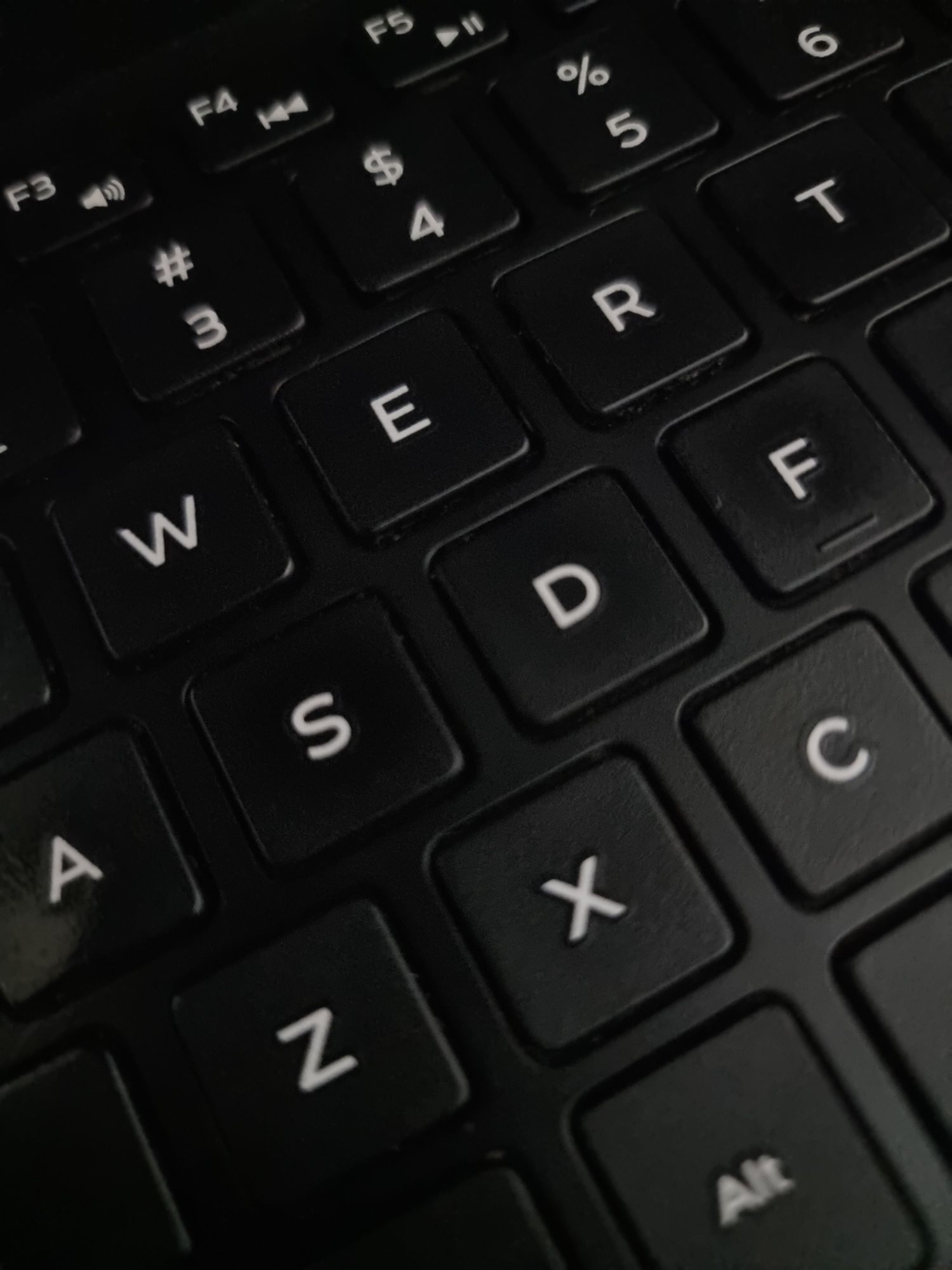 Dell арзонрок зарйади купга йетадигон ноутбук сураганлар учун махсус.