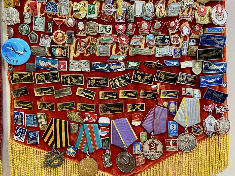 Колекция от съветски значки върху кадифено знаме