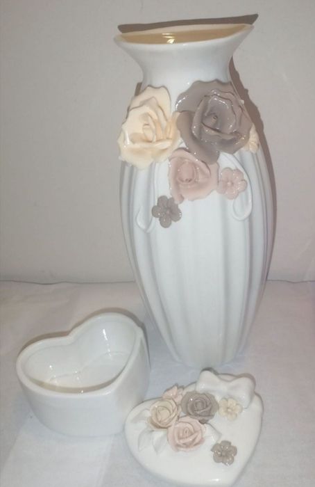 Нова бяла ваза с рози и бяла кутия за бижута с рози
