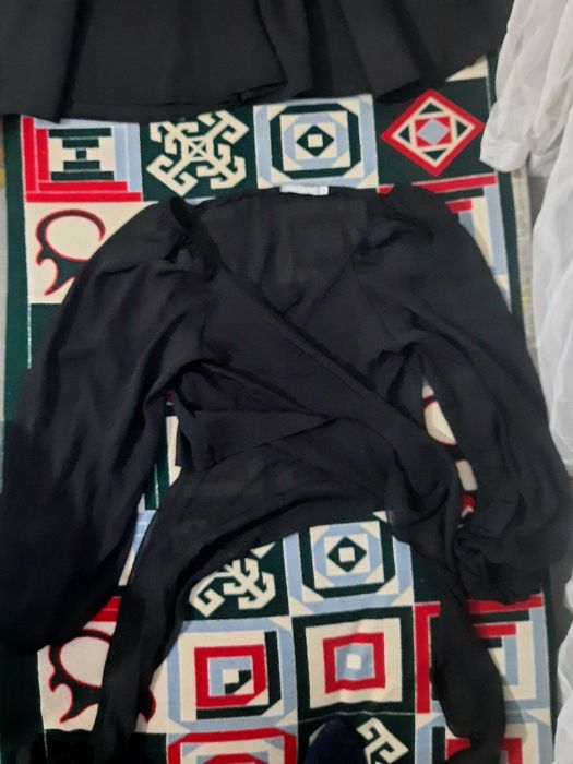 Красивые платья: кожаное и черное с накидкой — почти новые