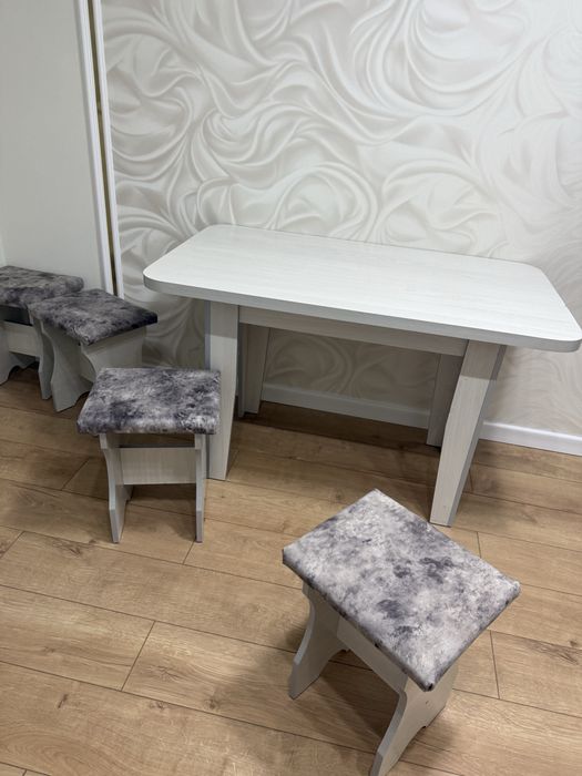 Продается стол со стульями