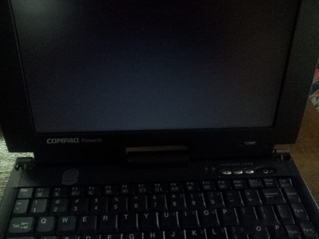 Продавам лаптоп Compaq Presario 1200T. Може и бартер