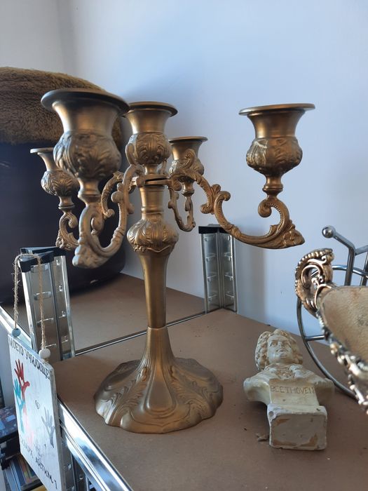 Бюст, бутилка, часовник, римски кани