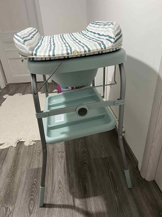 Vand cadita cu masa de infasat inclusa . Este marca chicco.