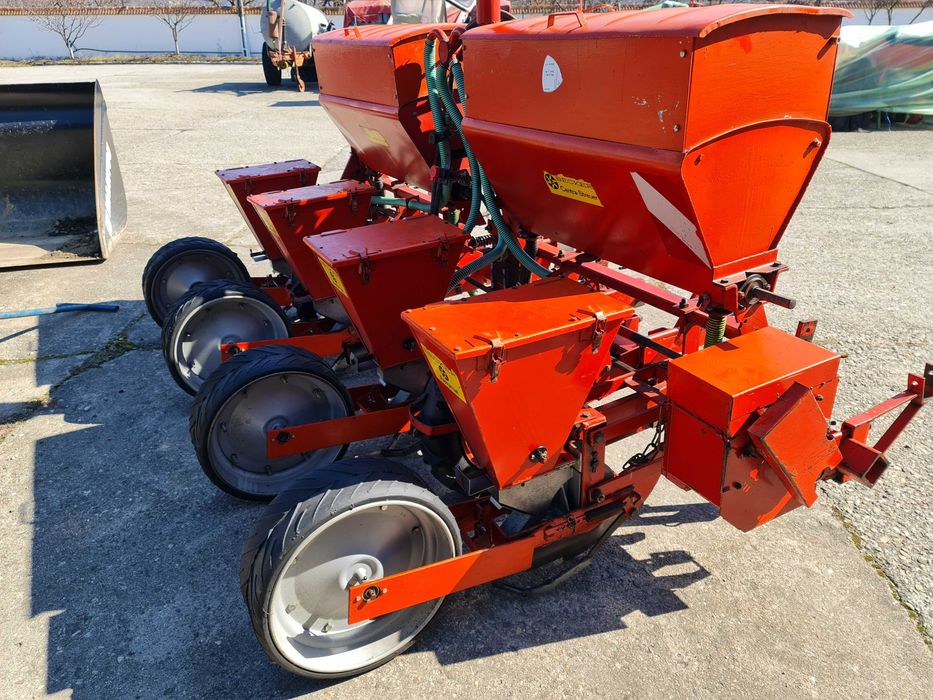 Semanatoare de porumb  marca Becker aeromat cu patru randuri ,