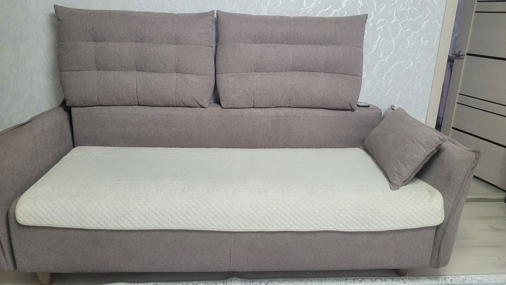 Продам раздвижной диван в хорошем состоянии.