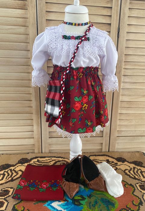 Costum traditional pentru fete