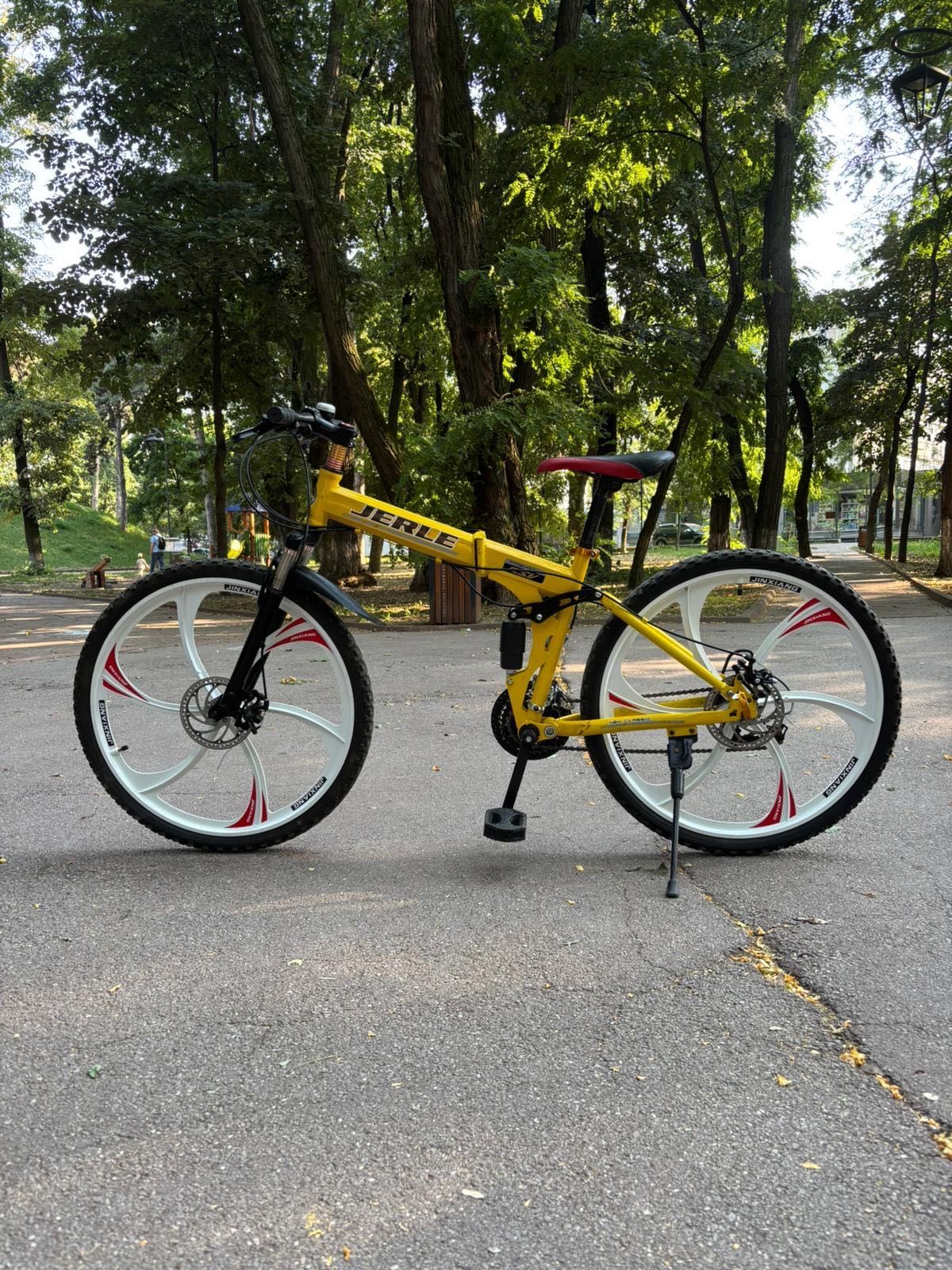 Bicicletă JERLE ideală pentru ieșirile în natură.