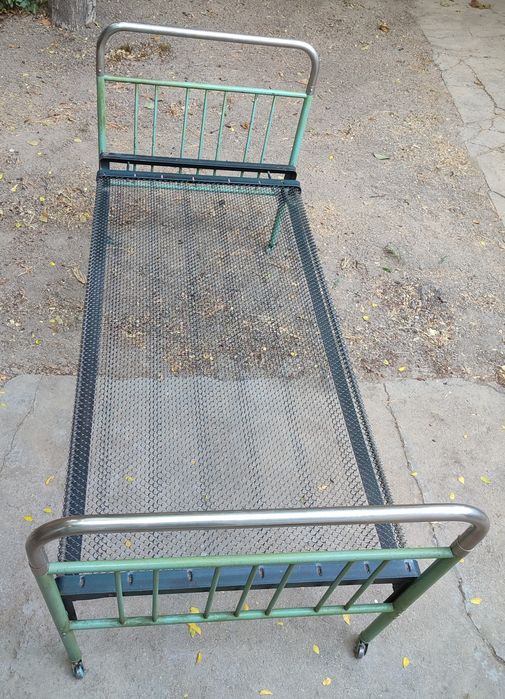 Кровать металлическая.