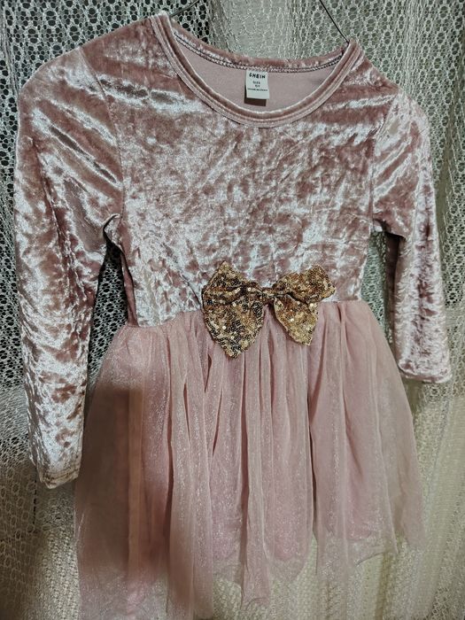 Rochițe fetiță catifea  mărimea 5 ani  50 bucata