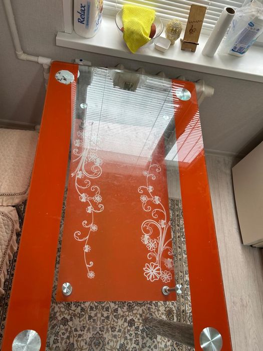 Продаю стол и 6 стульев в отличном состояний